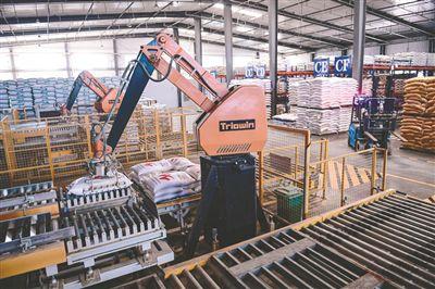 7日,在辽宁禾丰牧业股份自动化饲料生产车间,"机器人"正在